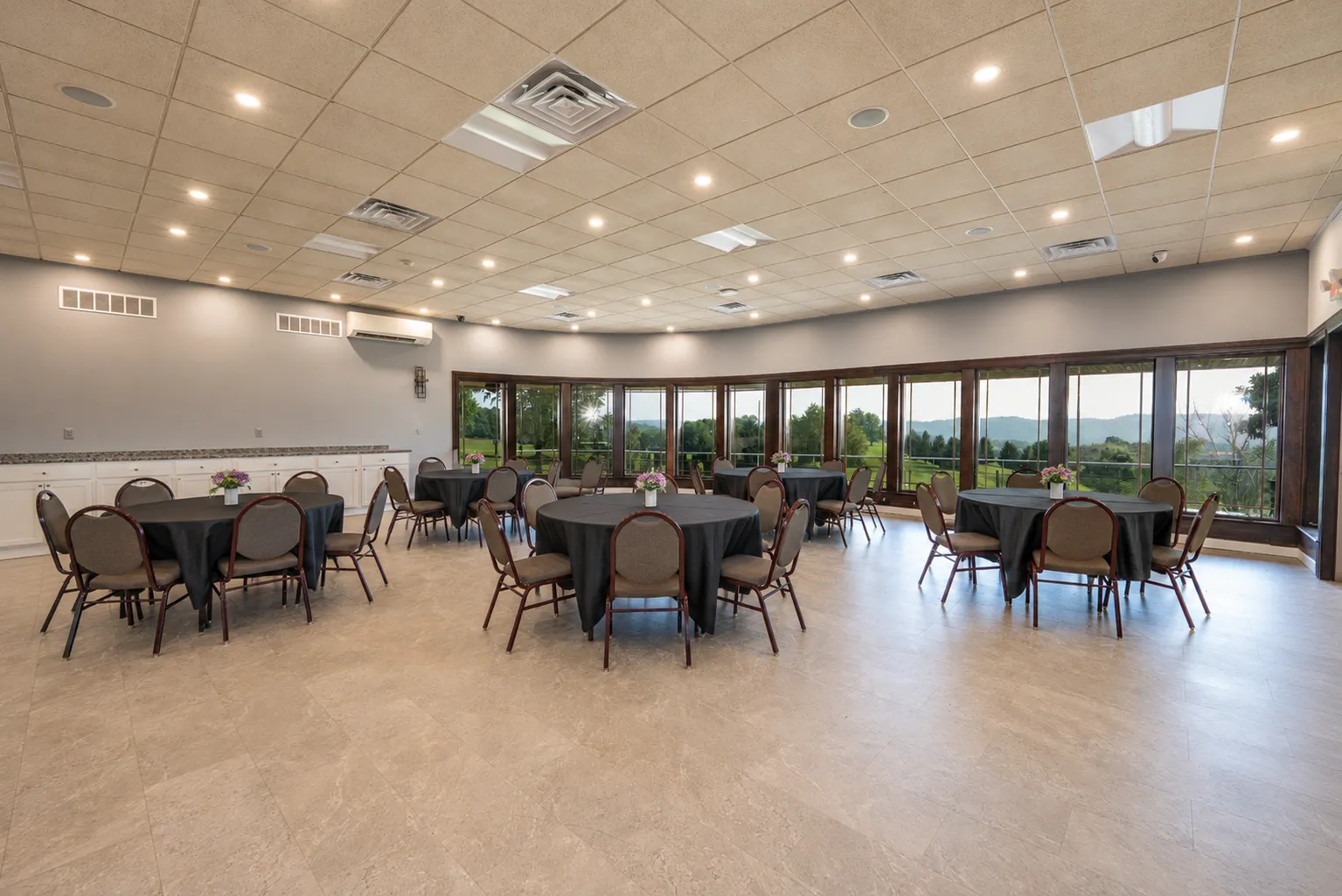 Dining room, open to the grounds